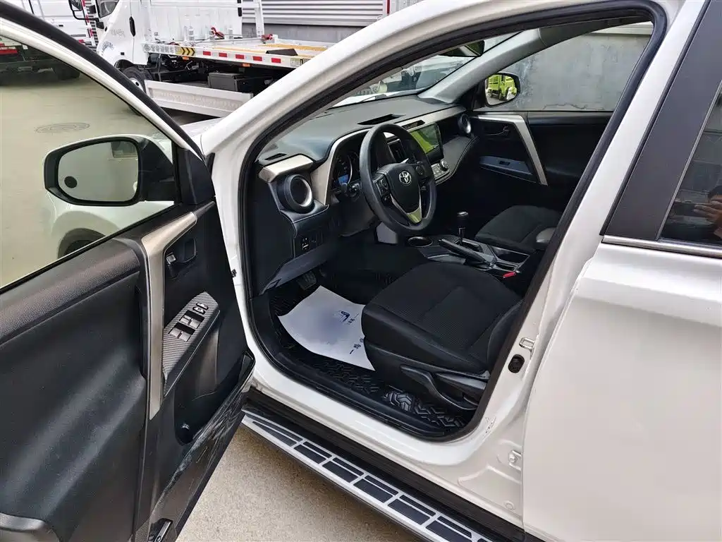 Toyota RAV4 Rongfang 2015 2.0L CVT 2WD Trend Edition фото 15
