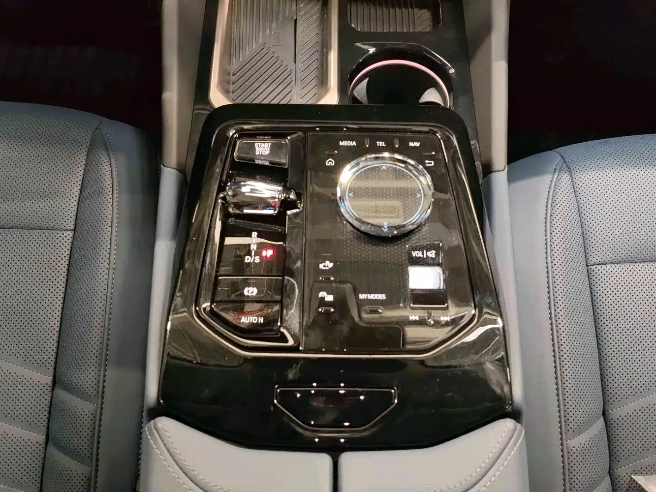 BMW 5 Series 2025 530Li Premium M Sport Package фото 9