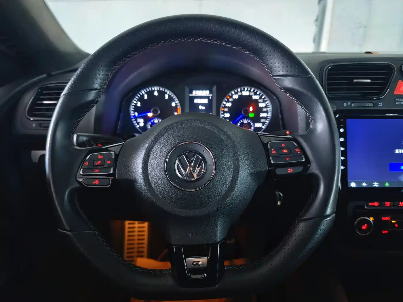 Volkswagen Scirocco 2011 Model R 2.0TSI фото 13