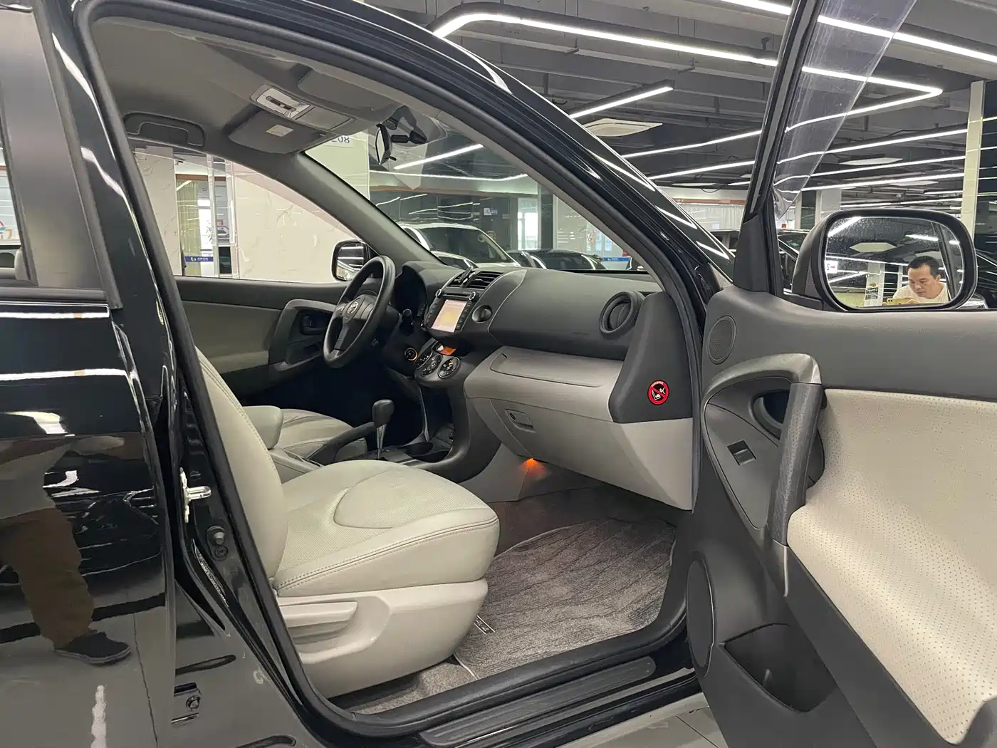 Toyota RAV4 Rongfang 2009 2.0L Automatic Classic Edition фото 8