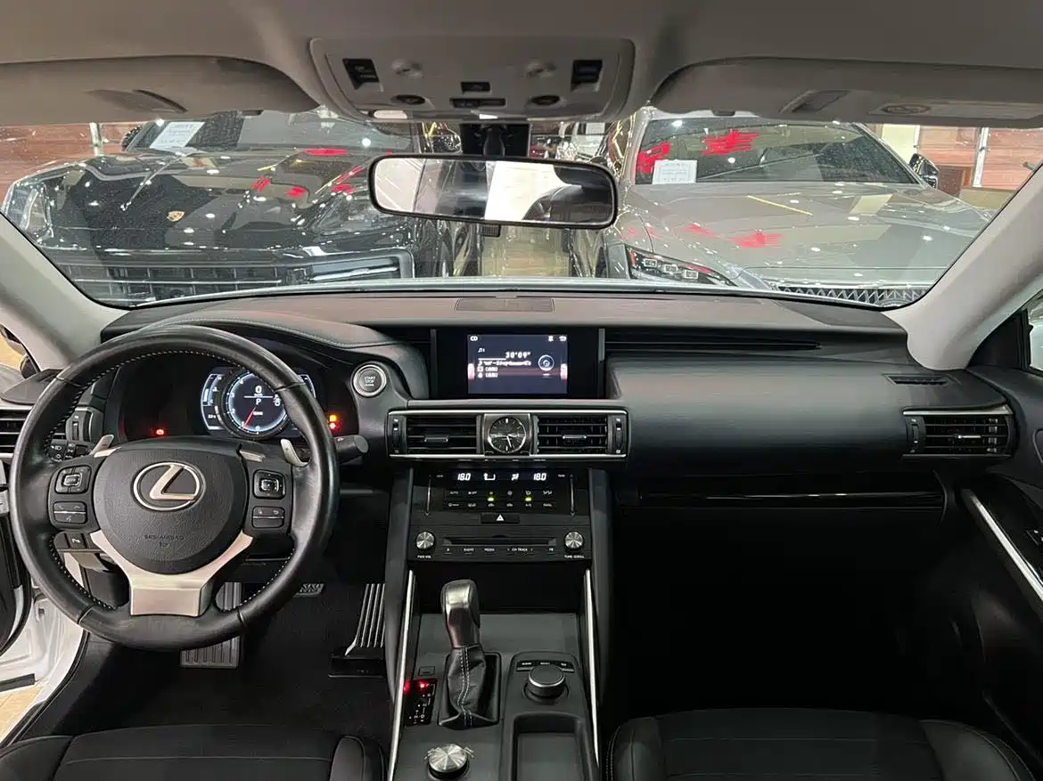 Lexus IS 2018 2017 300 Leading Edition