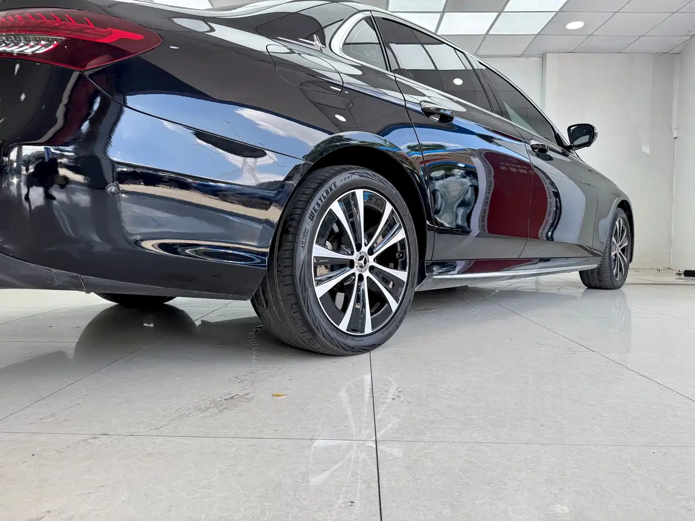 Mercedes-Benz E-Class New Energy 2022 E 350 e L Plug-in Hybrid Sports Sedan фото 21