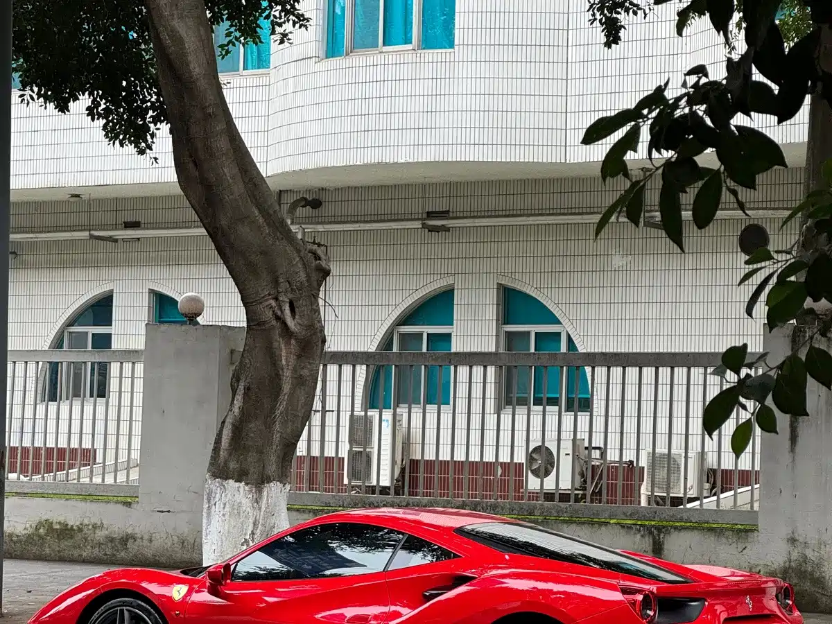 Фото 4 - Ferrari 488