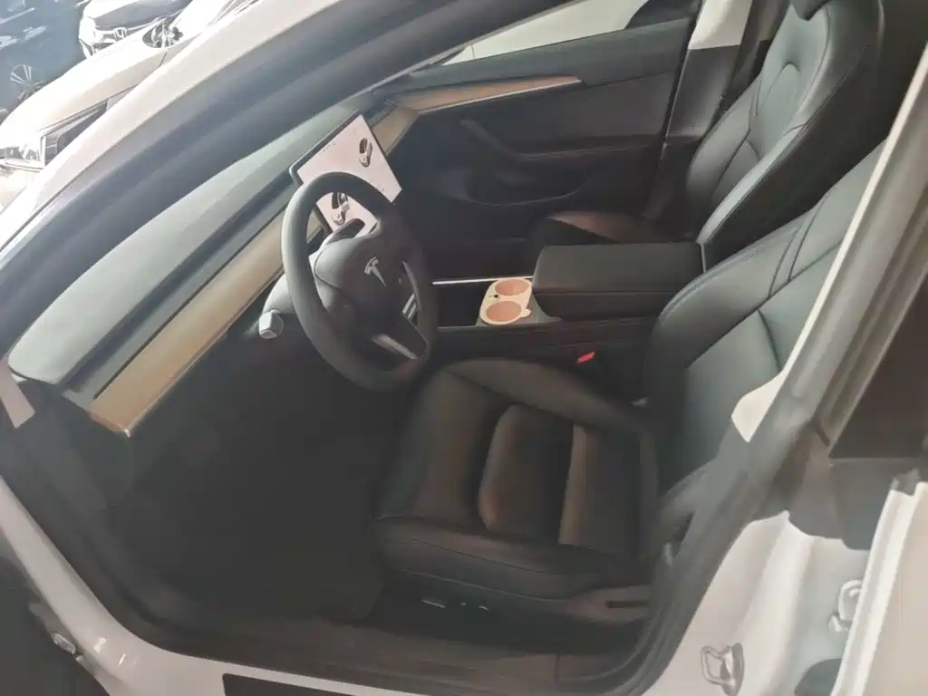 Фото 15 - Tesla Model 3