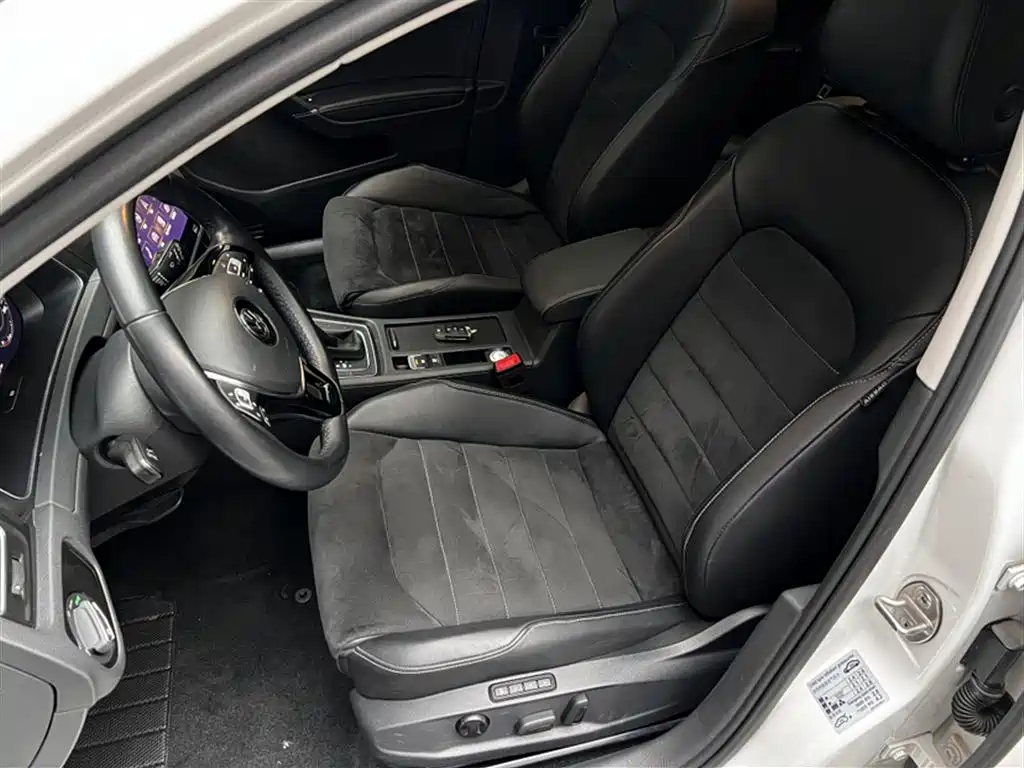 Volkswagen Golf 2020 280TSI DSG Luxury фото 17