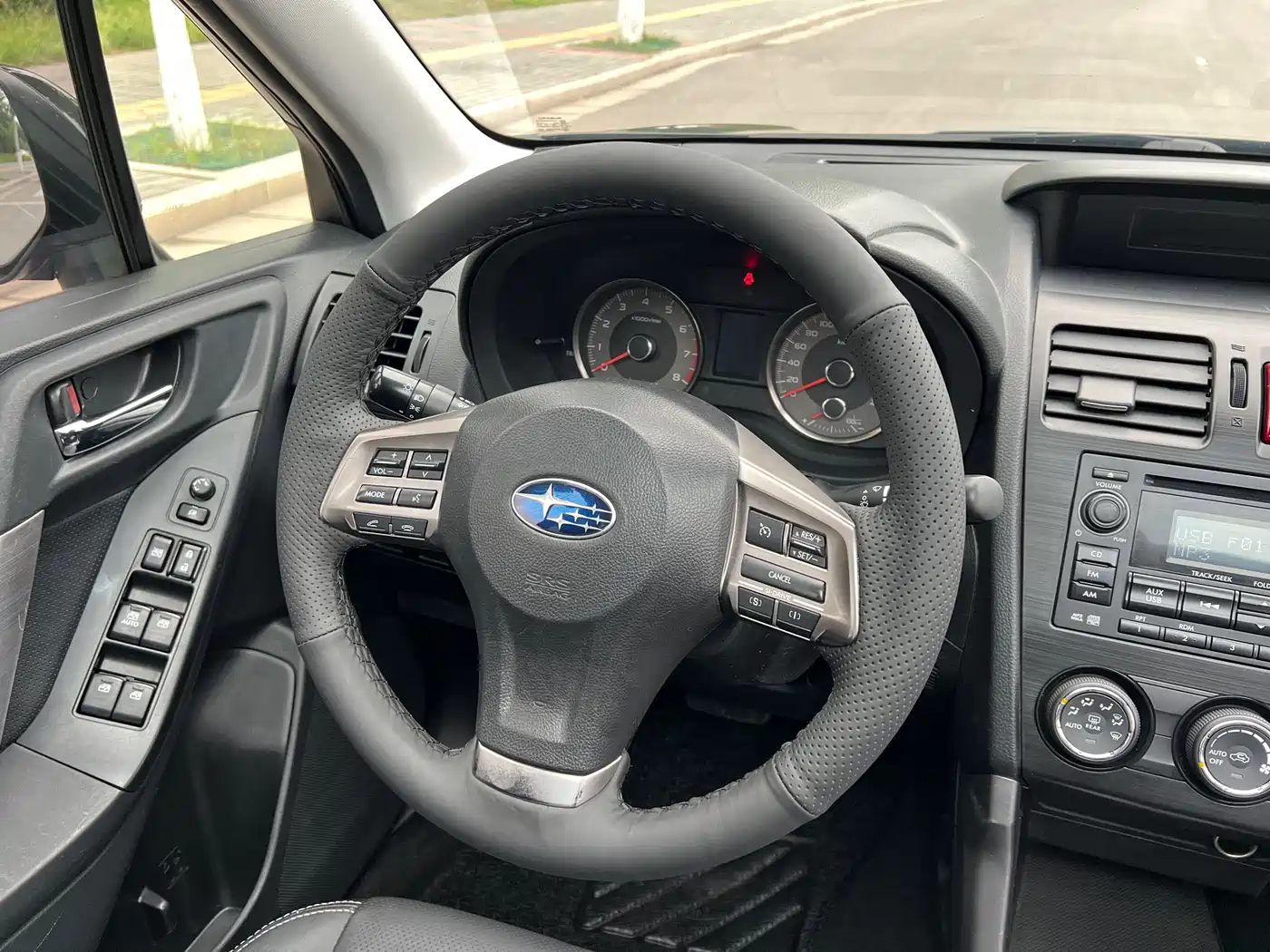 Subaru Forester 2014 2.0i Automatic Luxury Edition фото 15
