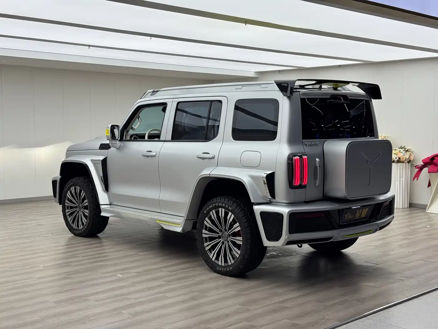 TANK CO CREATION TANK 300