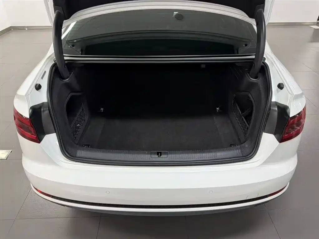 Фото 8 - Audi A4L