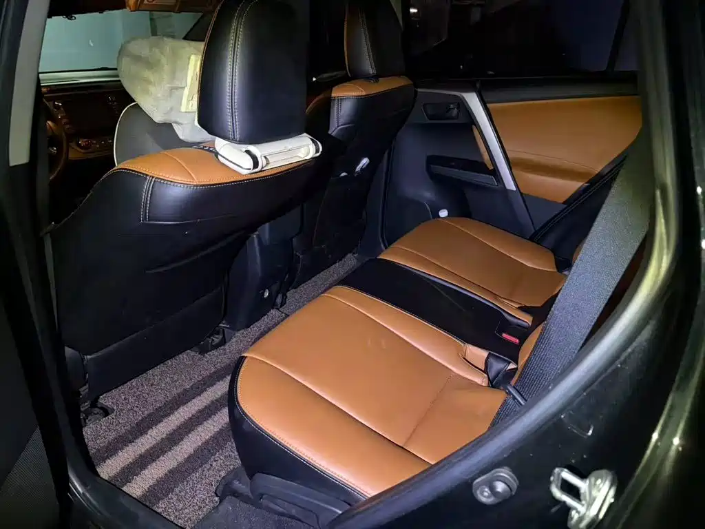 Фото 4 - Toyota RAV4