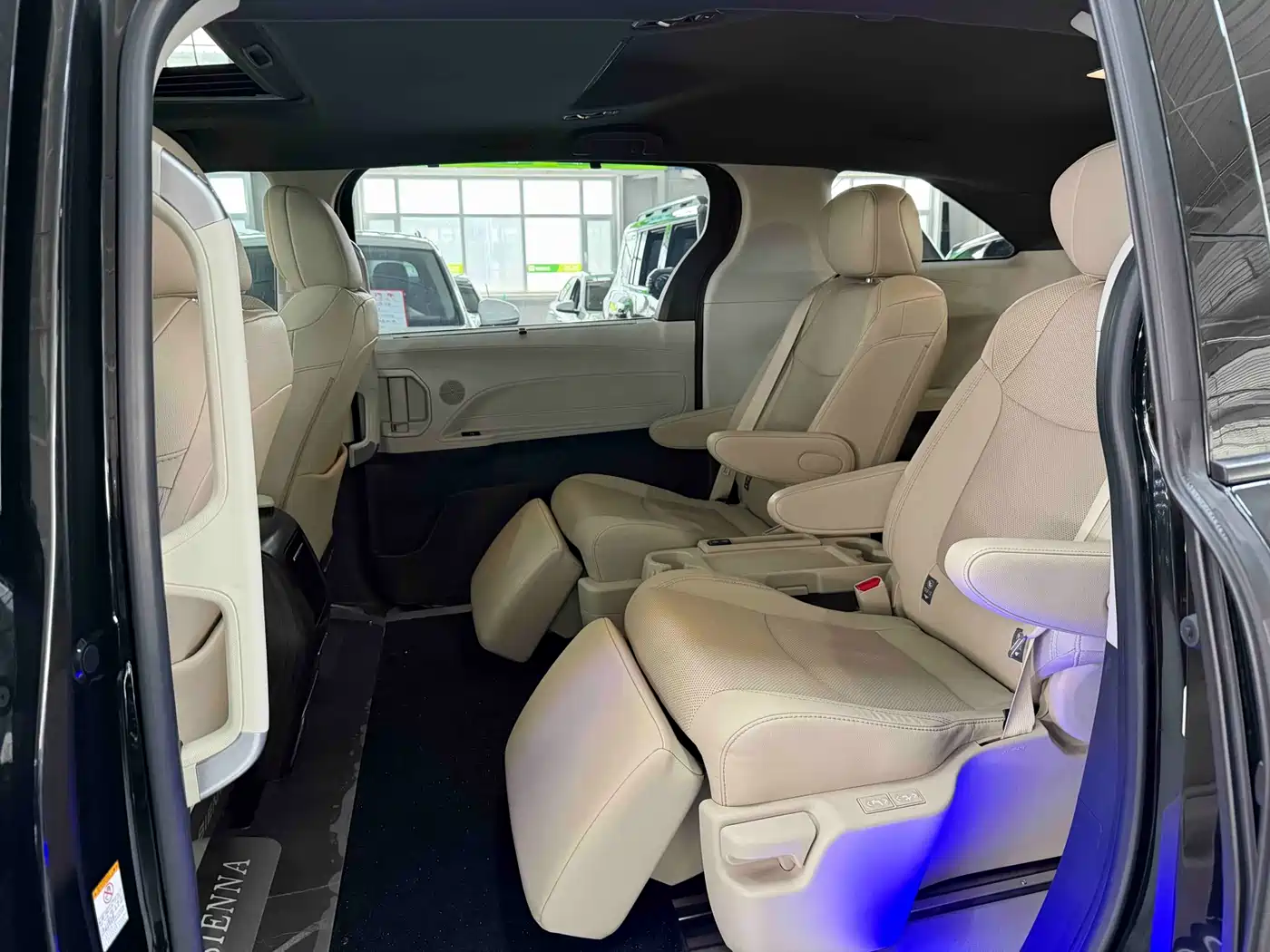 Toyota Sienna 2023 2.5L Hybrid Premium Edition фото 14