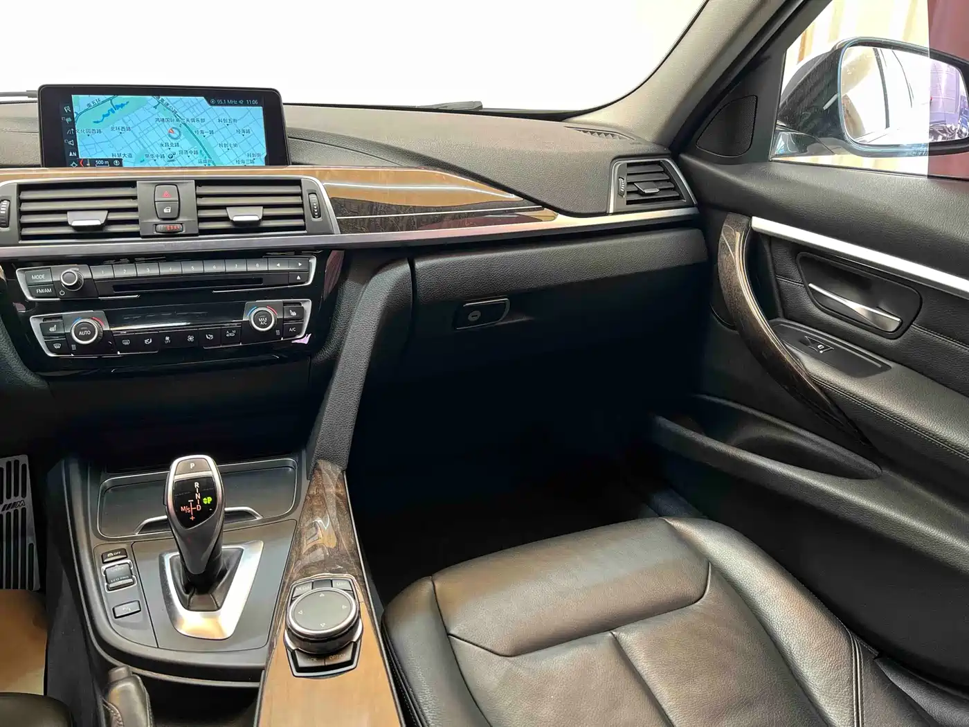 BMW 3 Series 2017 330Li M Sport фото 14