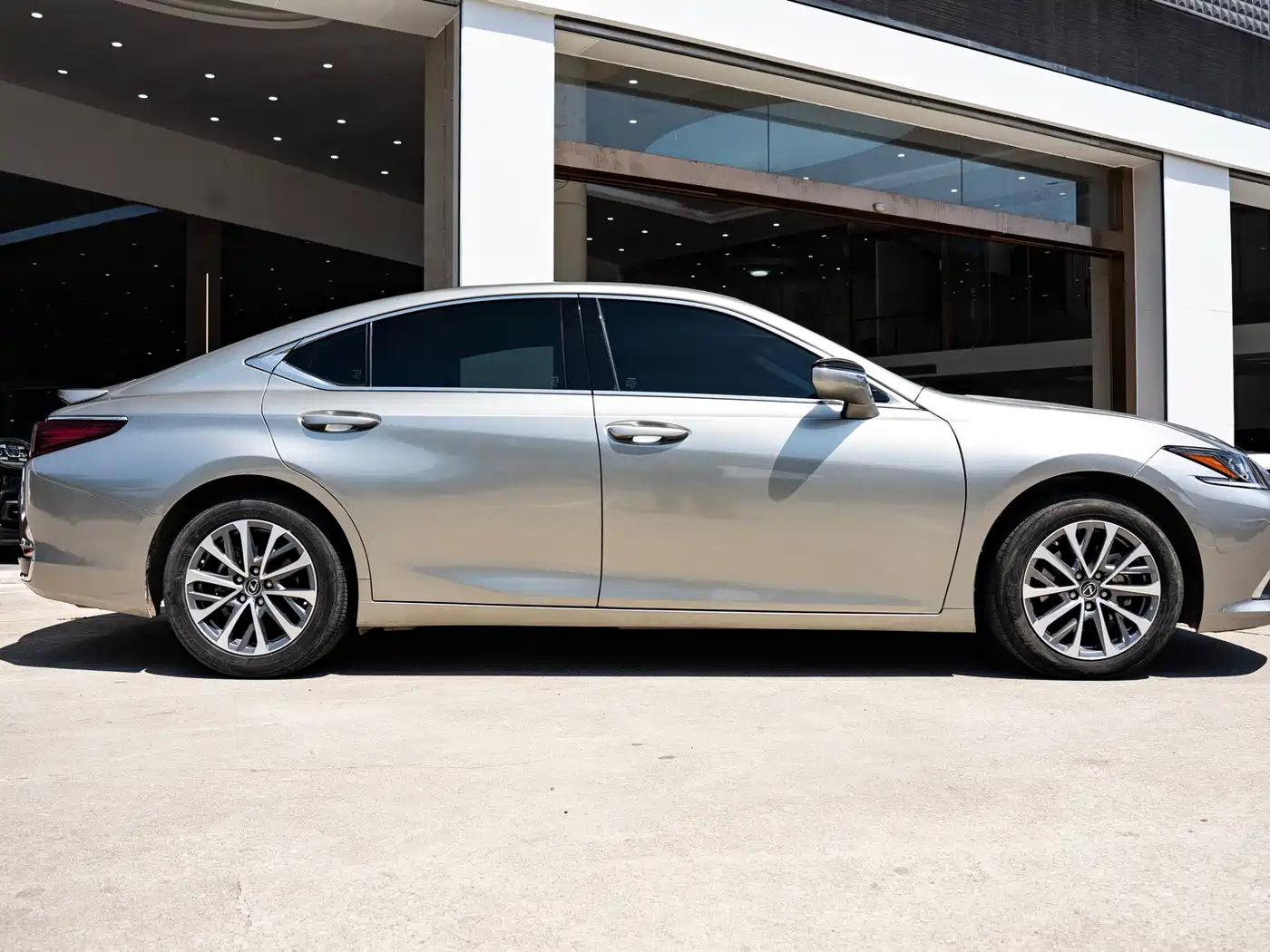 Lexus ES 2022 300h Excellence Edition фото 7
