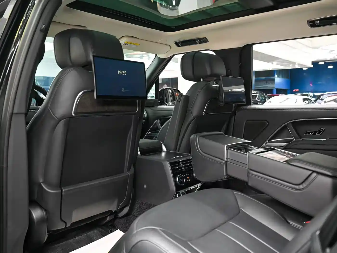 Land Rover Range Rover 2023 4.4 V8 530PS Launch Edition фото 5
