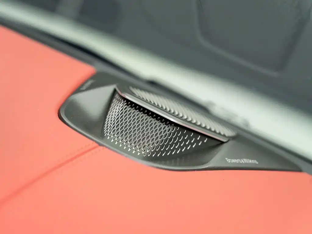 Фото 19 - Aston Martin DB12