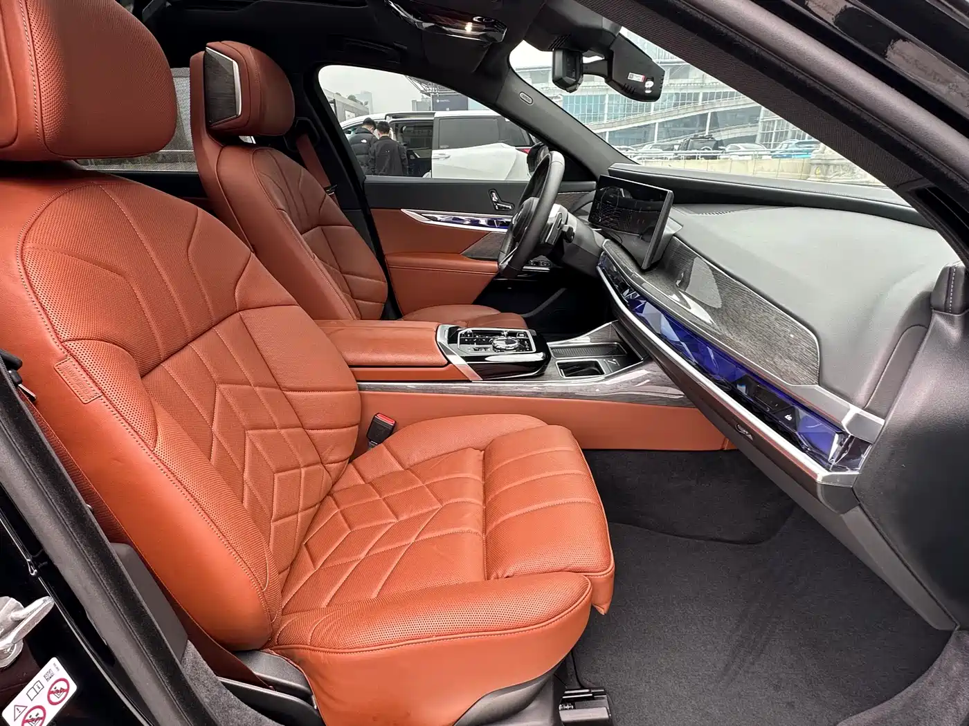 BMW 7 Series 2023 Facelift 740Li Exclusive M Sport Package фото 32