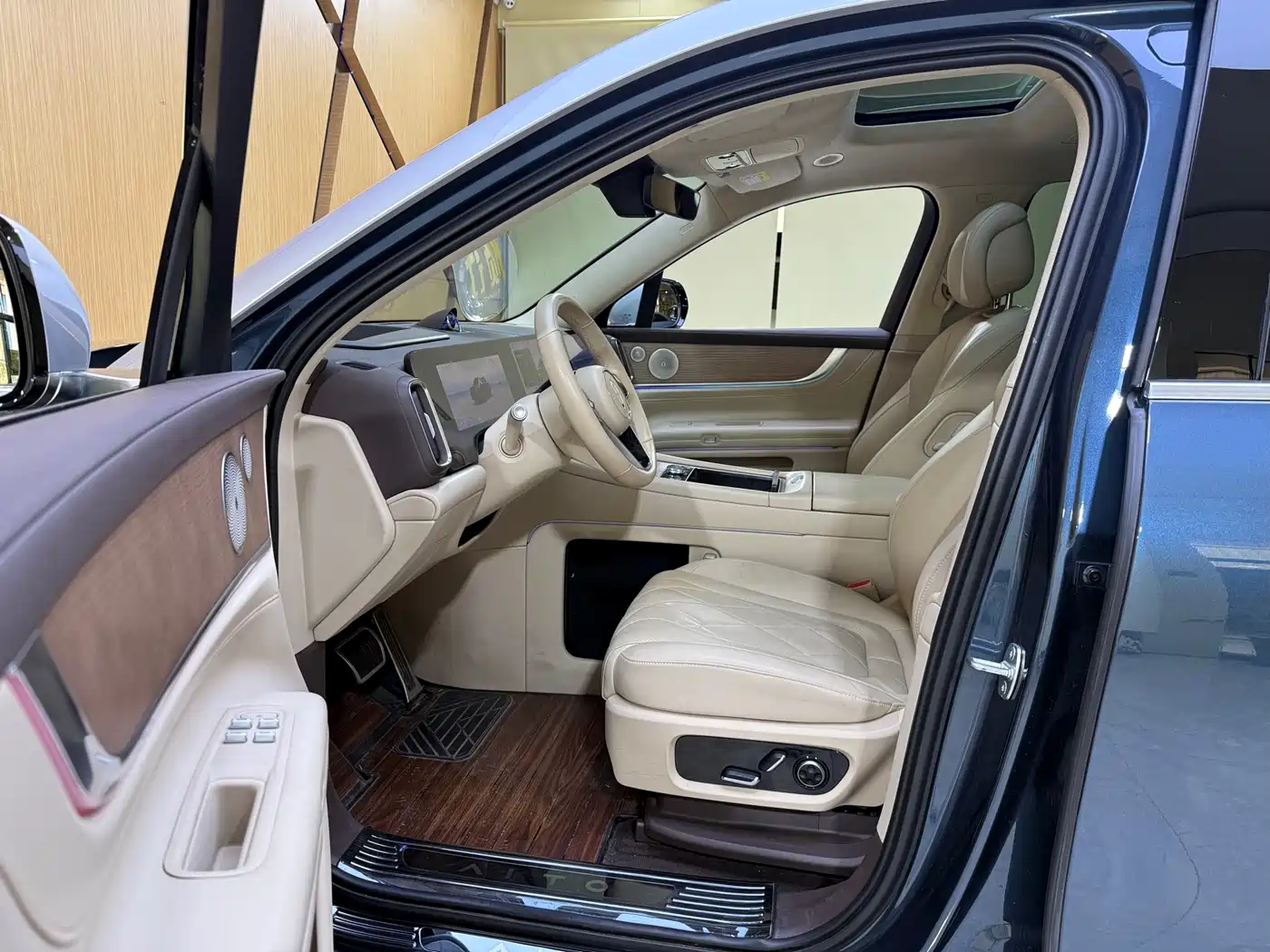 AITO Wenjie AITO M9 2024 Range Extender Ultra 52kWh 6-seater фото 4