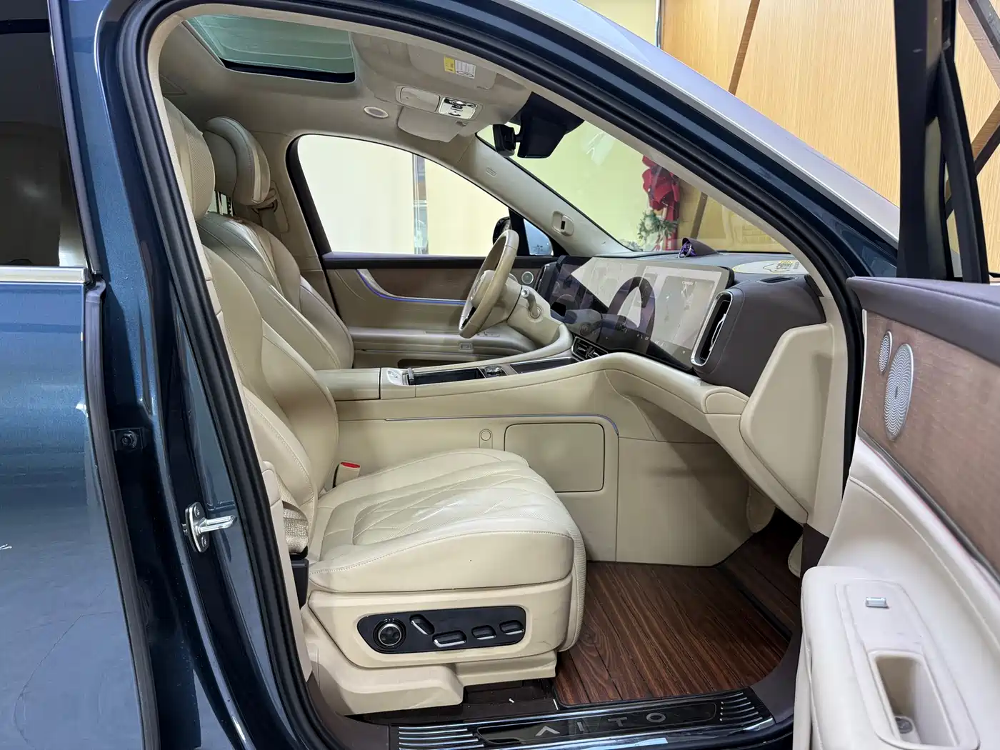 AITO Wenjie AITO M9 2024 Range Extender Ultra 52kWh 6-seater фото 7