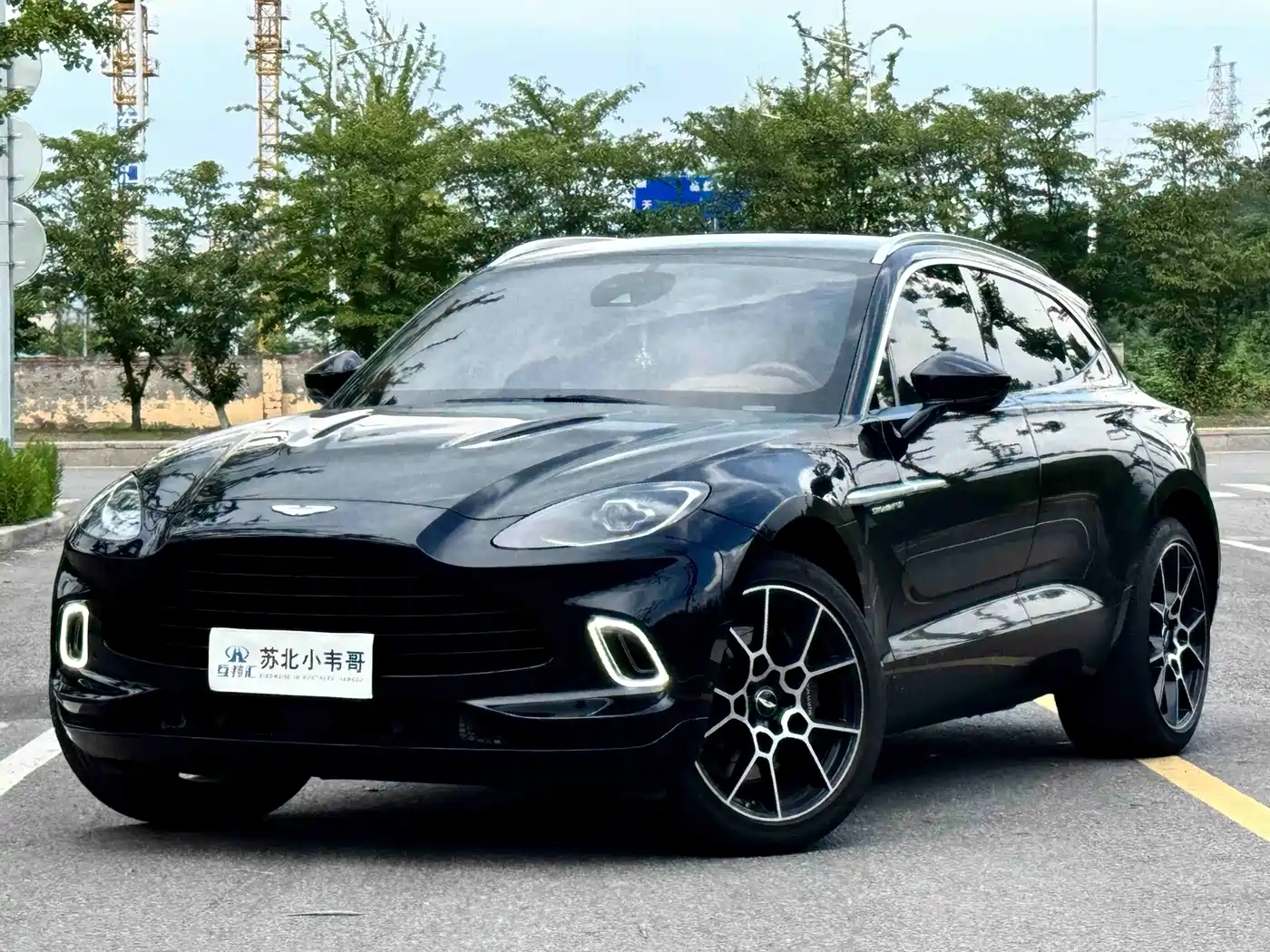 Фото 1 - Aston Martin DBX
