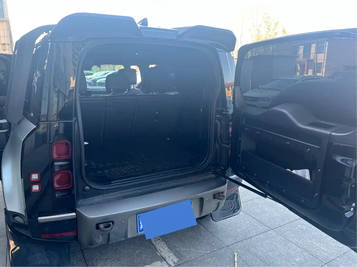 Land Rover Defender 2023 Model 110 3.0T P400 Dark Special Edition фото 10