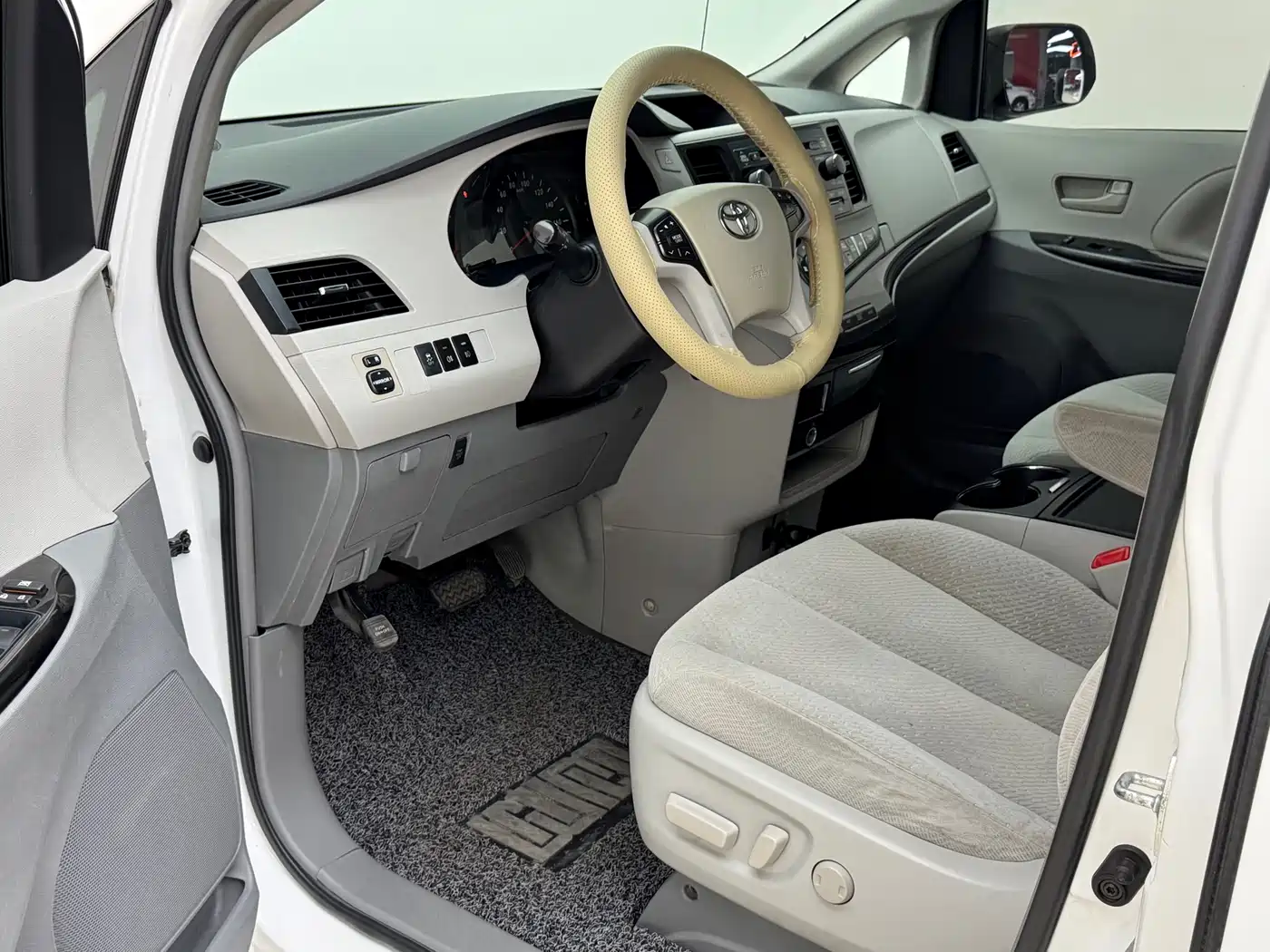 Toyota Sienna 2015 3.5L 4WD L фото 9