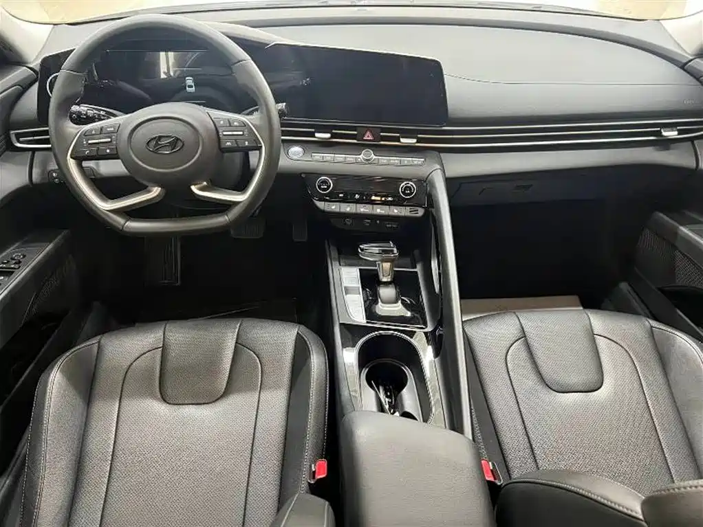 Hyundai Elantra 2023 Model 1.5L CVT LUX Premium Edition фото 10
