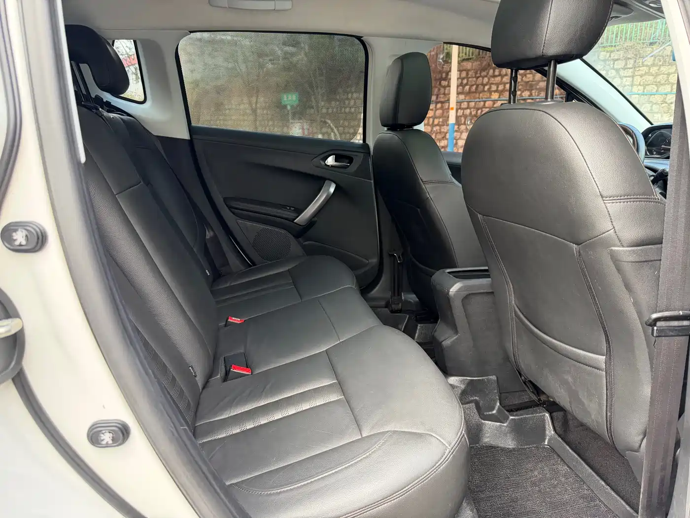 Peugeot 2008 2014 1.6L Automatic Navigation Edition фото 17