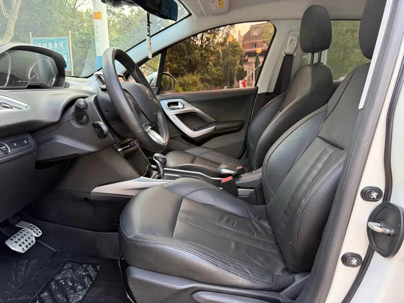 Peugeot 2008 2014 1.6L Automatic Navigation Edition фото 9
