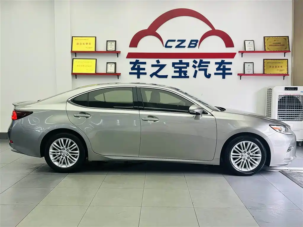 Фото 8 - Lexus ES
