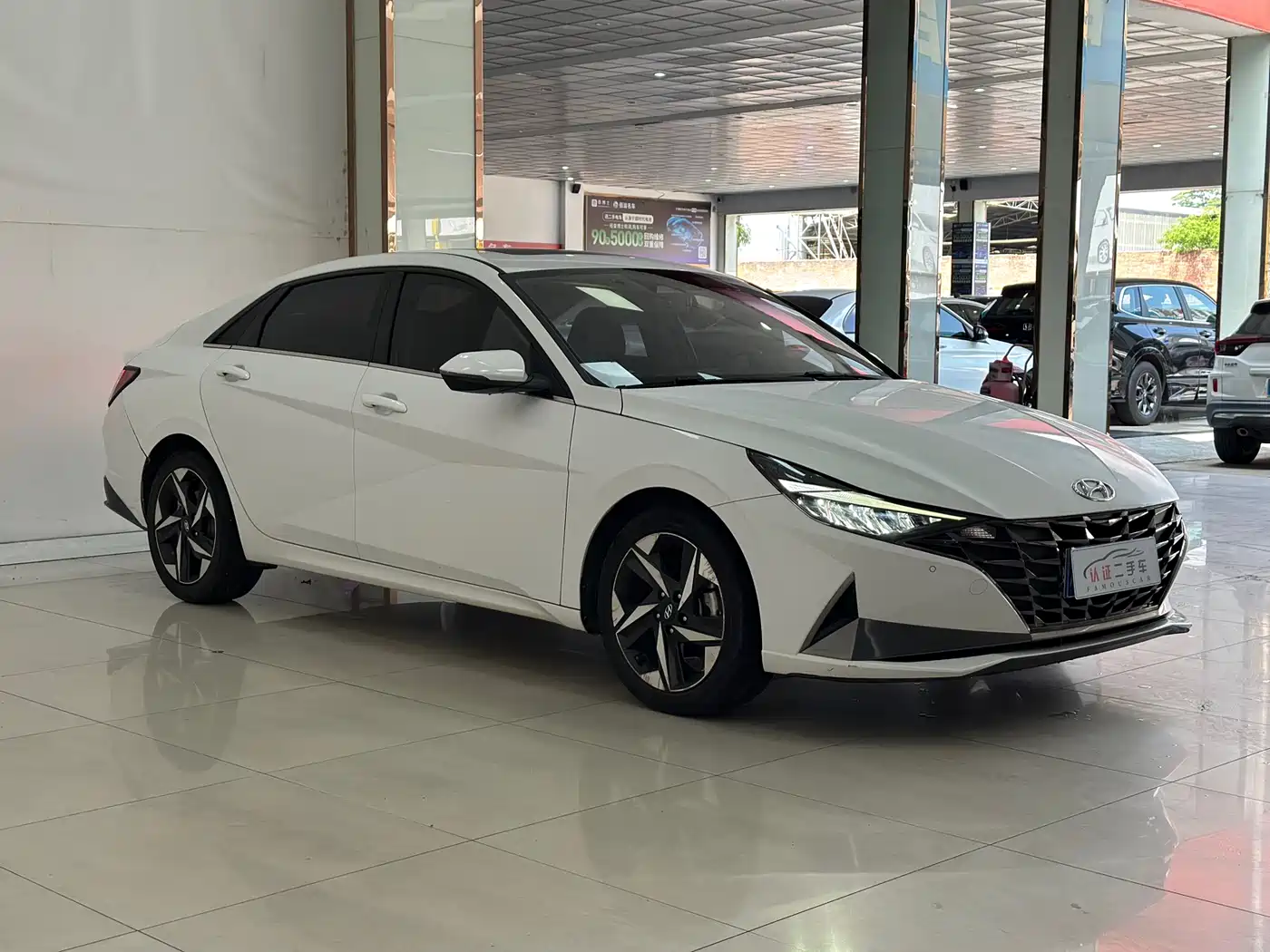 Hyundai Elantra 2021 1.5L CVT LUX Premium Edition фото 3