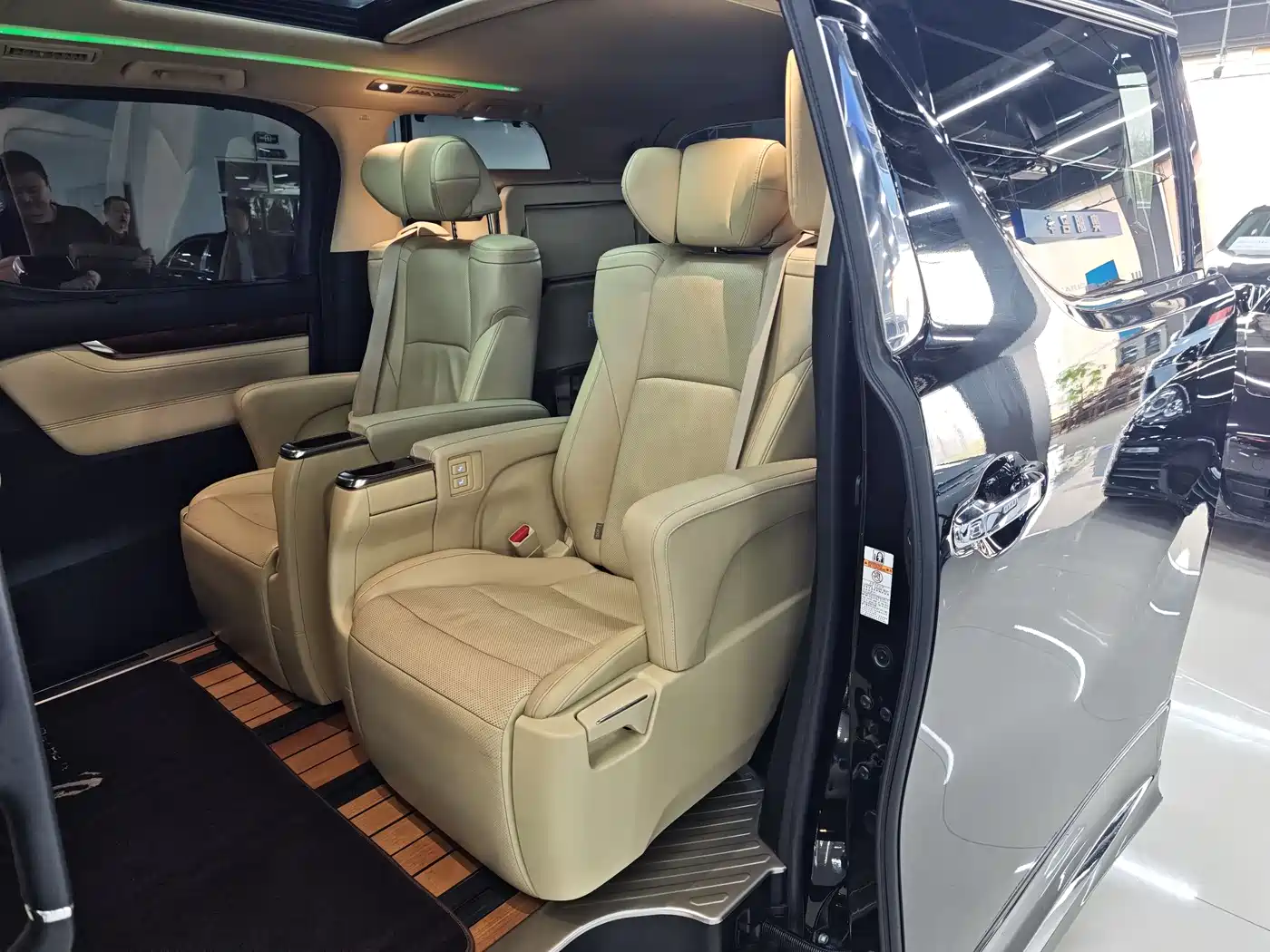 Toyota Alphard 2015 3.5L Luxury Edition фото 8