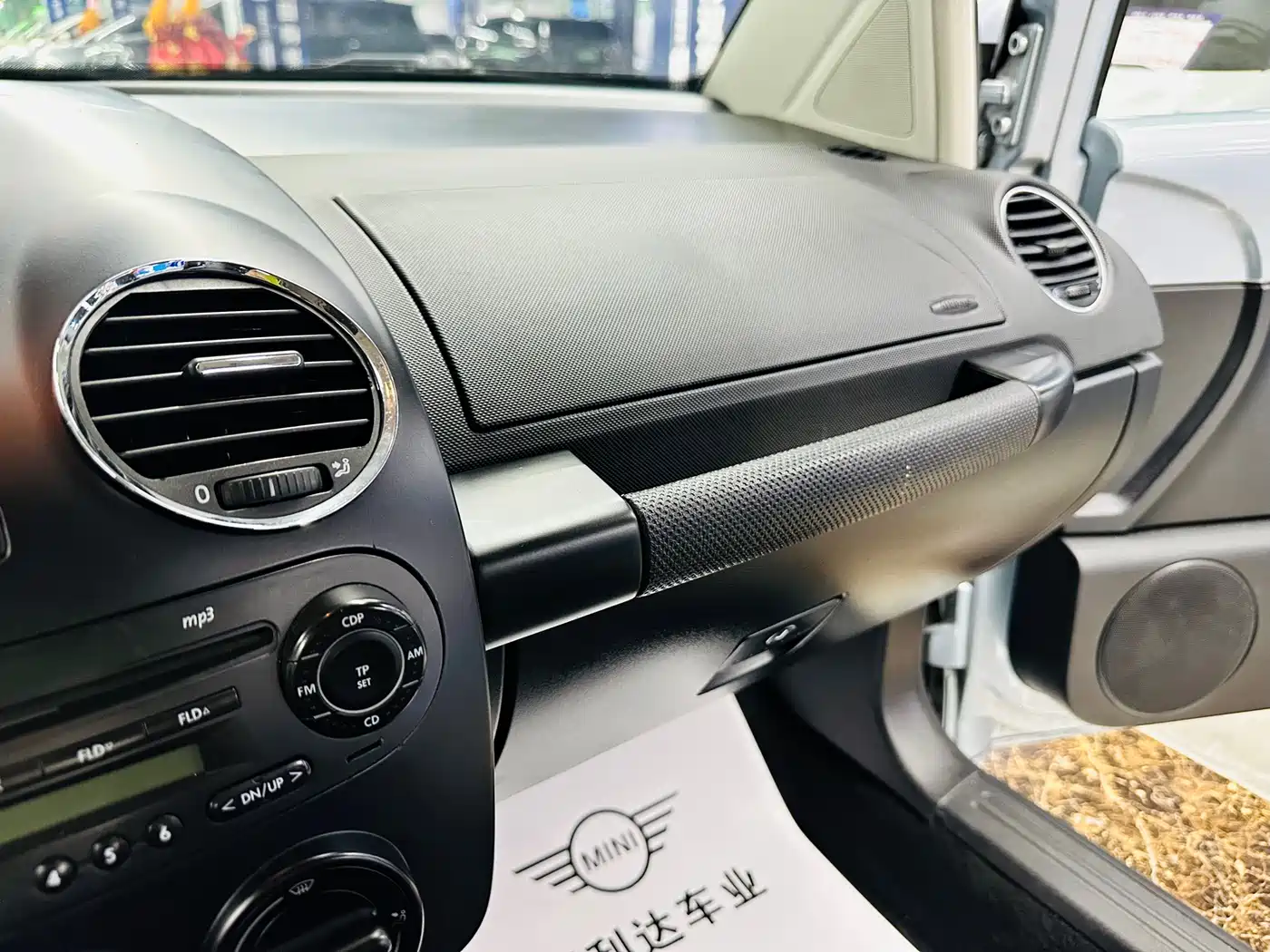 Volkswagen Beetle 2010 1.8T BlackOrange Luxury Edition фото 29