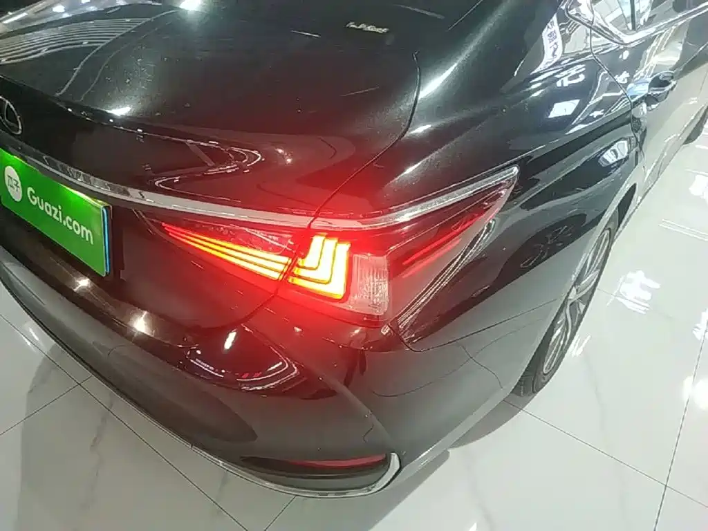 Фото 8 - Lexus ES