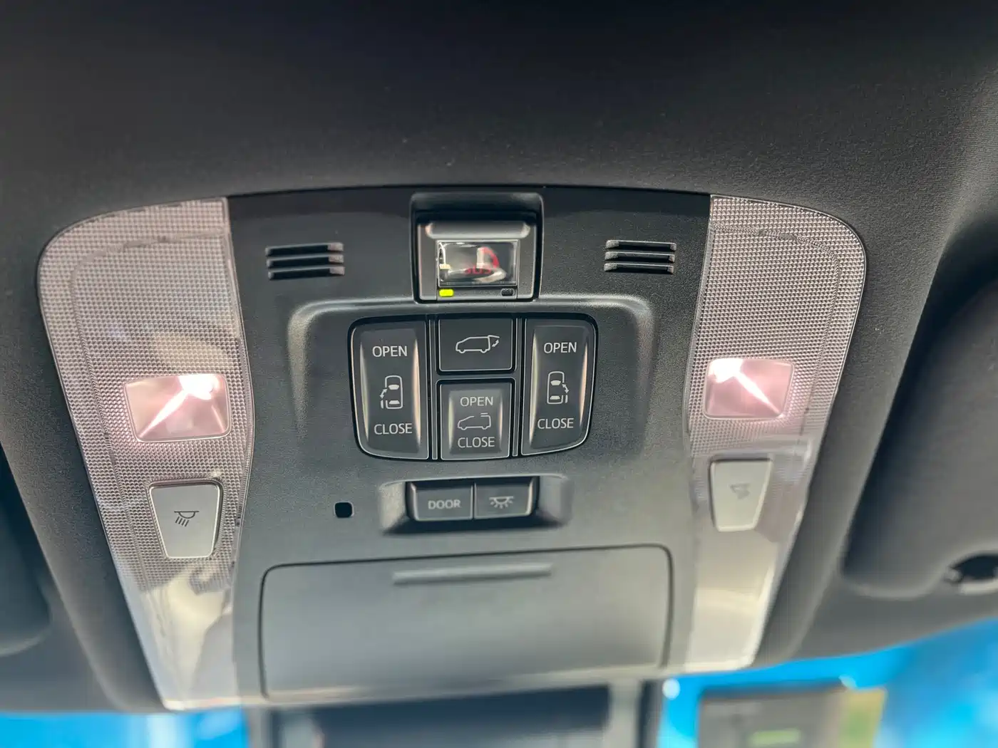 Lexus LM 2020 300h 4-Seat Imperial Edition фото 13