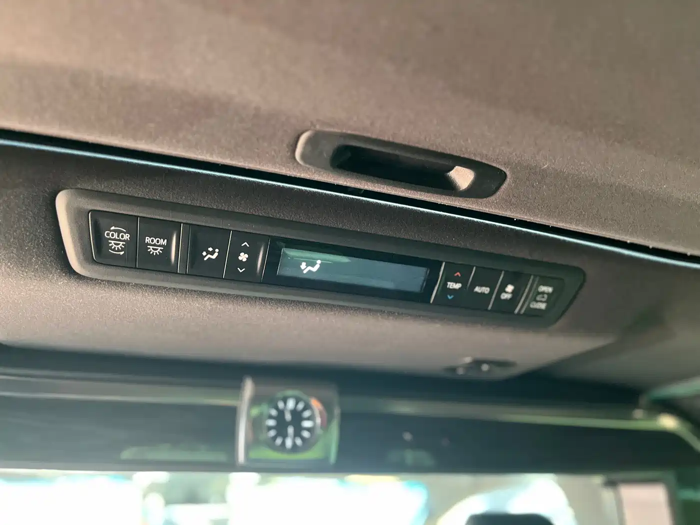 Lexus LM 2020 300h 4-Seat Imperial Edition фото 22
