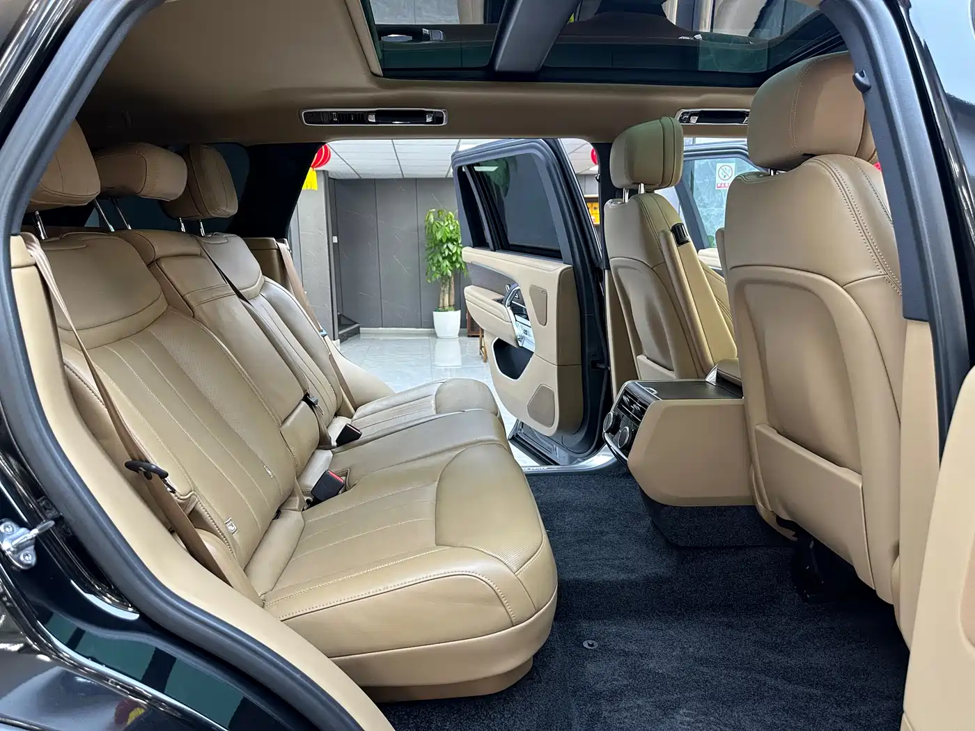 Land Rover Range Rover 2025 3.0 L6 400PS Flourishing Era Extended Wheelbase фото 13