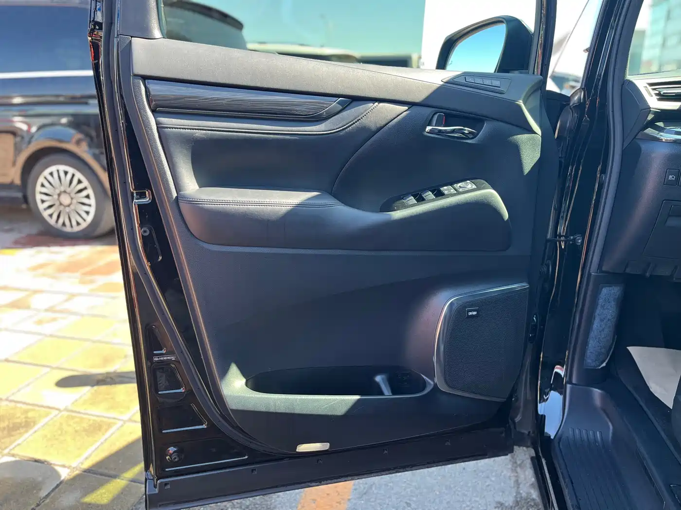 Lexus LM 2020 300h 4-Seat Imperial Edition фото 8