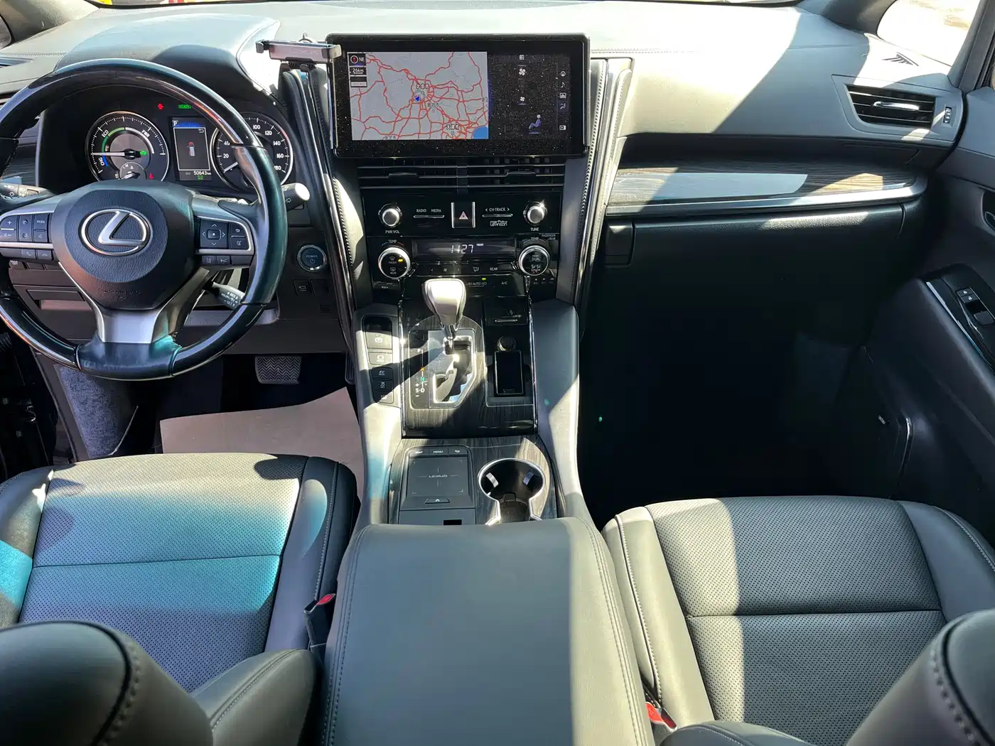 Lexus LM 2020 300h 4-Seat Imperial Edition фото 17