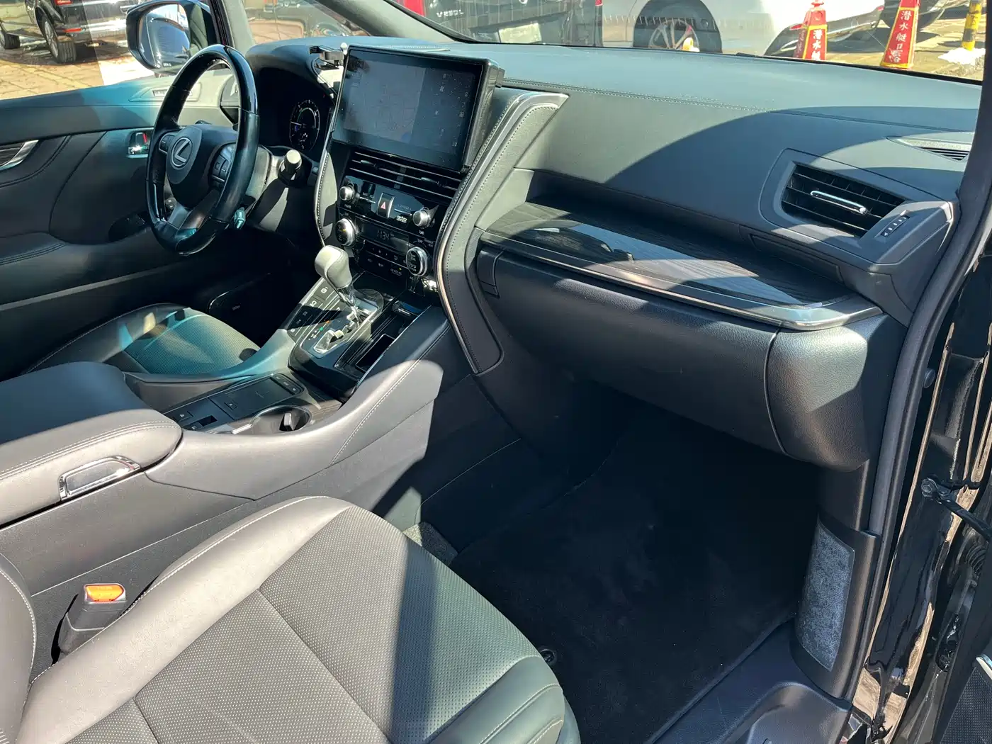 Lexus LM 2020 300h 4-Seat Imperial Edition фото 34