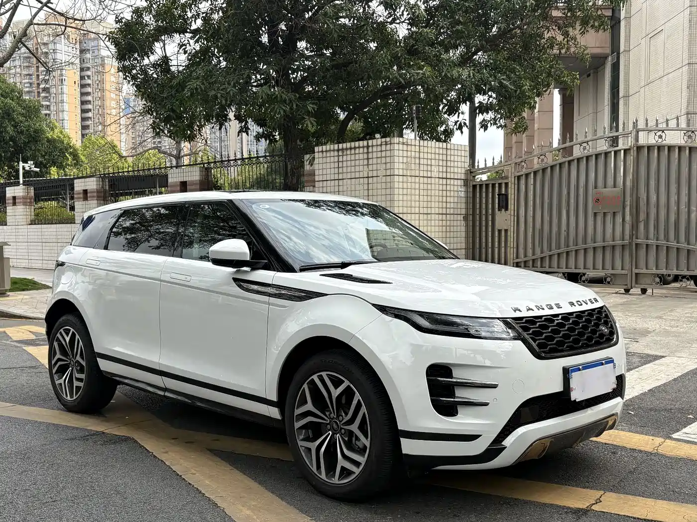 Land Rover Range Rover Evoque 2023 Range Rover Evoque L 249PS Luxury Edition фото 3