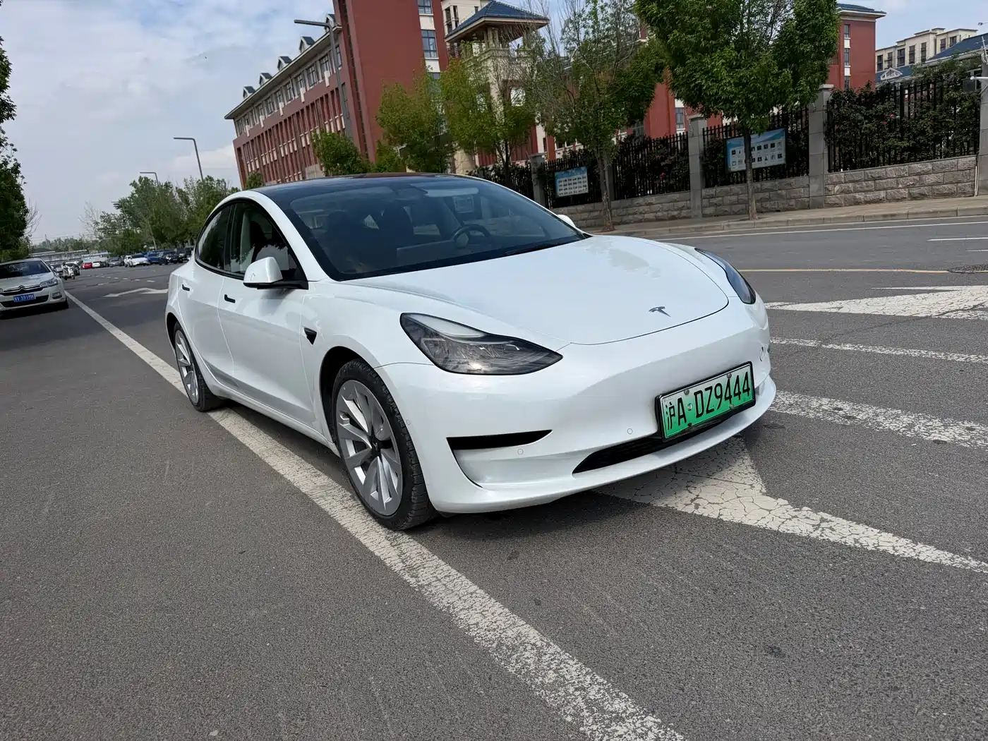TESLA MODEL 3