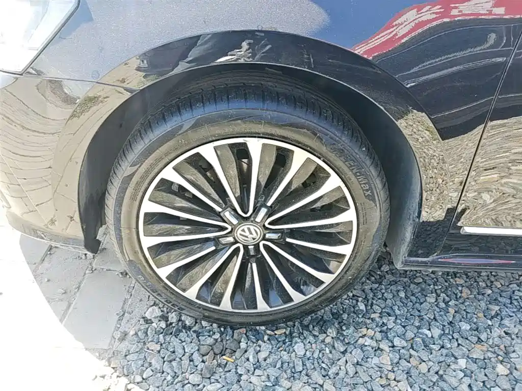 Volkswagen Passat 2017 330TSI DSG Luxury фото 23