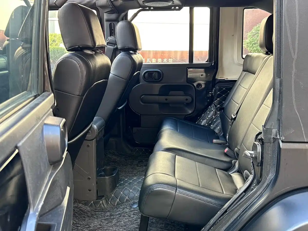Photo 11 - Jeep Wrangler