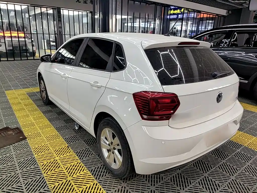 VOLKSWAGEN POLO