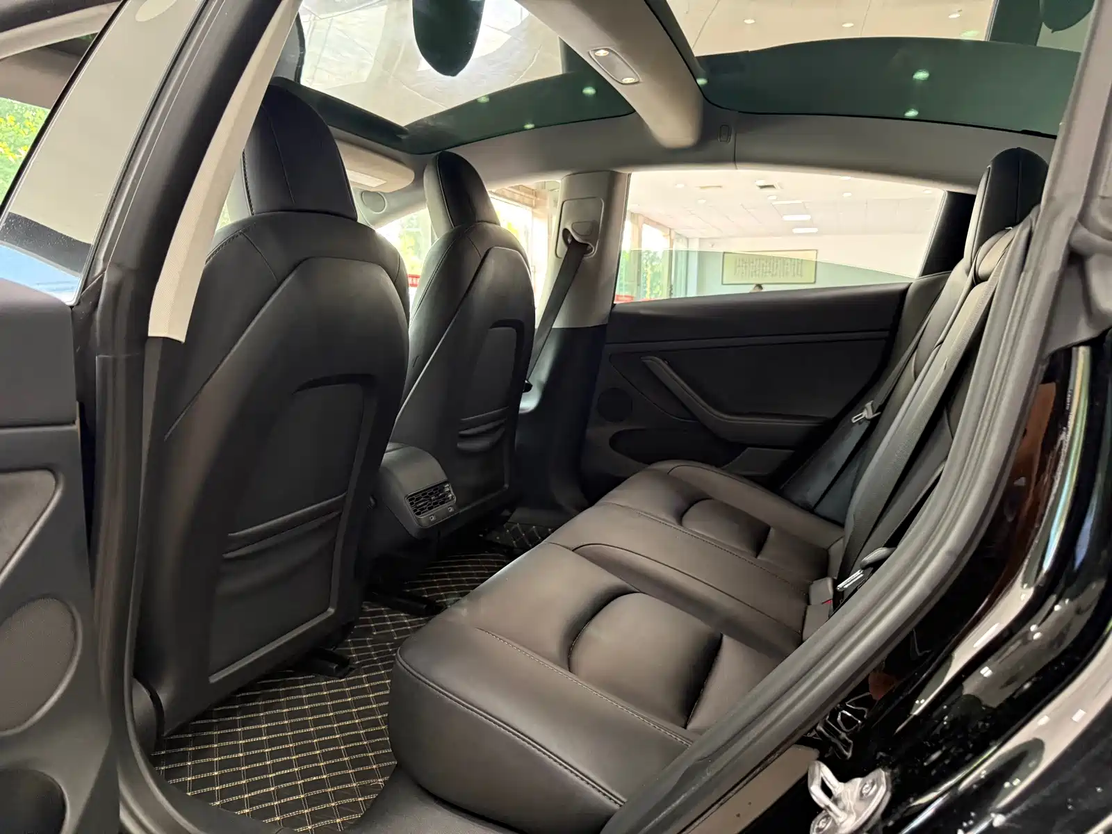 Фото 9 - Tesla Model 3