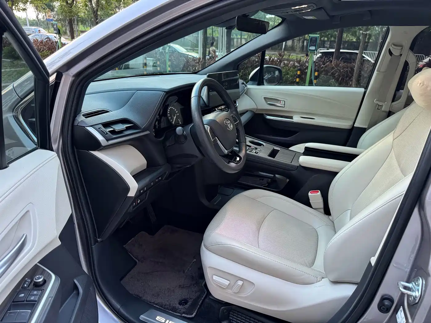 Toyota Sienna 2025 2024 2.5L Hybrid 4WD Premium Edition