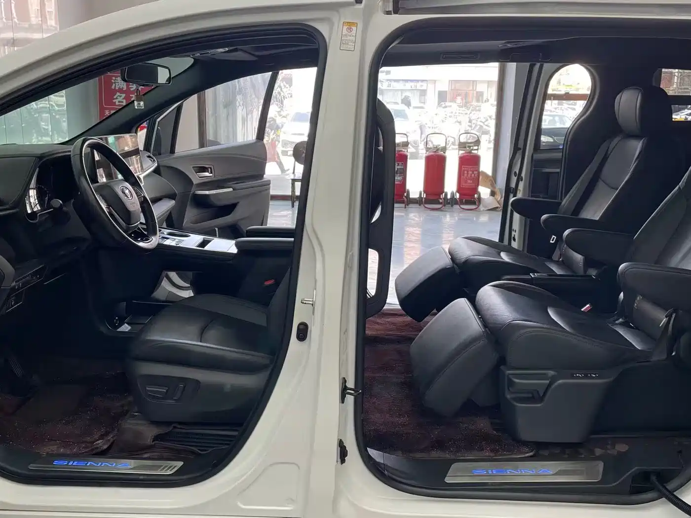 Toyota Sienna 2021 2.5L Hybrid Premium Edition фото 13