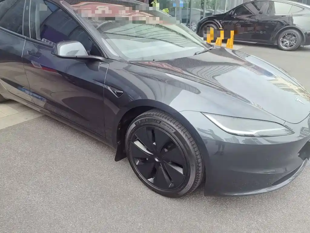 Фото 4 - Tesla Model 3