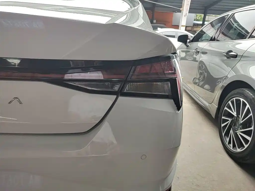 Hyundai Elantra 2021 1.5L CVT LUX Premium Edition фото 8