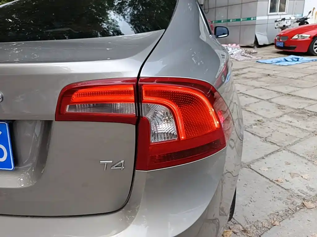 Фото 8 - Volvo S60