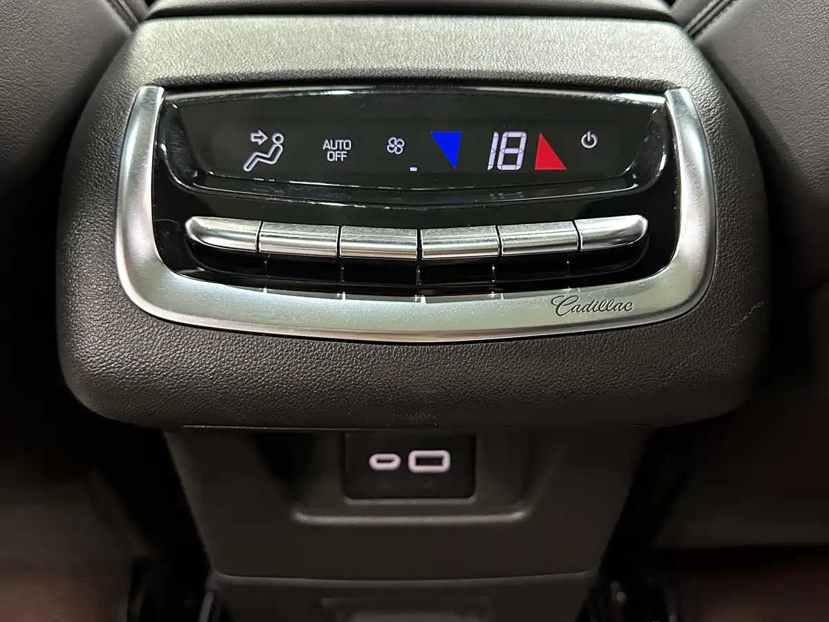 Фото 23 - Cadillac XT6